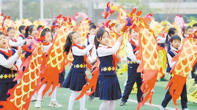 铜梁区金砂小学大课间，学生们正在练习彩带龙舞。（受访者供图）