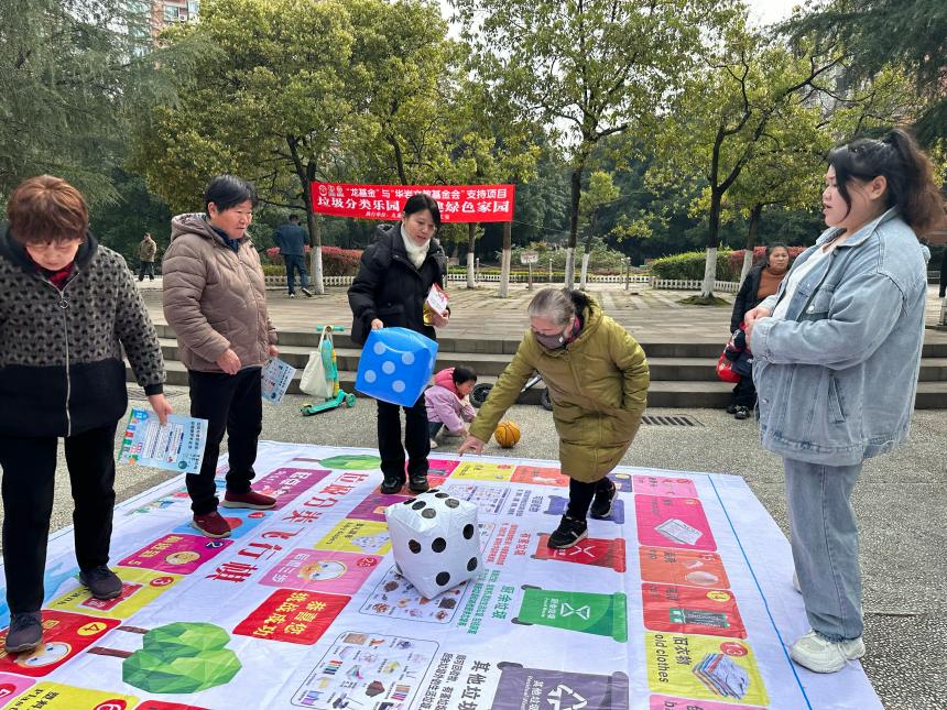 垃圾分类活动现场。九龙社会工作服务中心供图