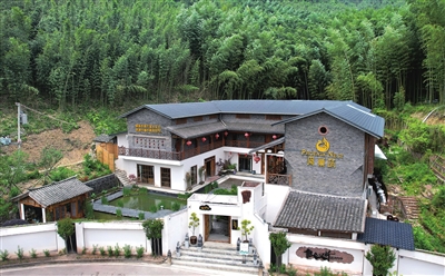 百里竹海旅游度假区的凤巢筑·竹缘小筑汤池民宿，翠竹环抱，分外幽静。记者 向成国 摄