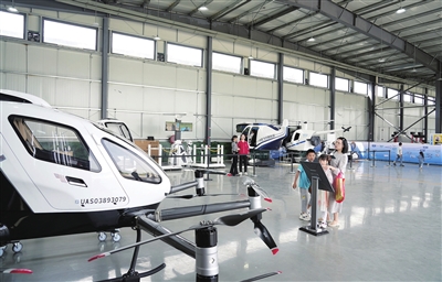 梁平机场，游客在参观低空飞行器。记者 向成国 摄