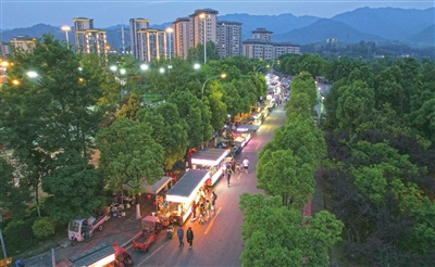 双桂湖国家湿地公园，街边夜市人气火爆，吸引不少市民前往游玩、品尝美食。记者 向成国 摄