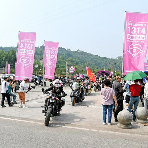 首发团出发体验“1314”爱情环线。记者 王茜 摄