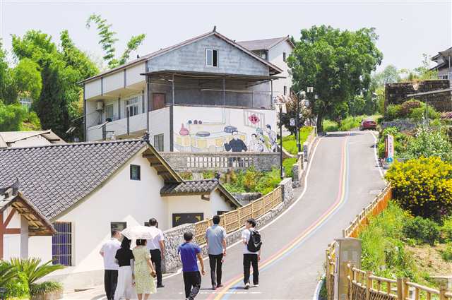5月26日，合川区草街街道古圣村，游人在欣赏沿途的风景。