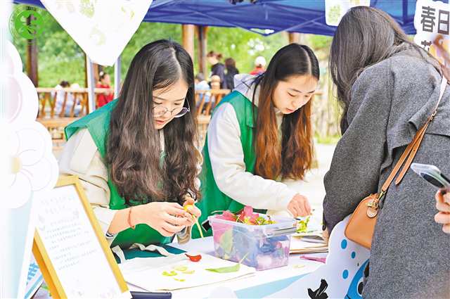 在重庆，环保志愿者通过各种活动参与生态治理，已成为我市环境保护的重要力量之一。（受访者供图）