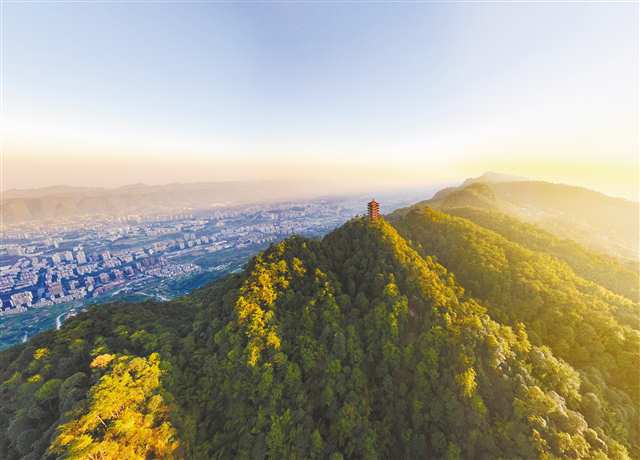 俯瞰绿意盎然的缙云山（资料图片）。记者 李雨恒 摄\视觉重庆