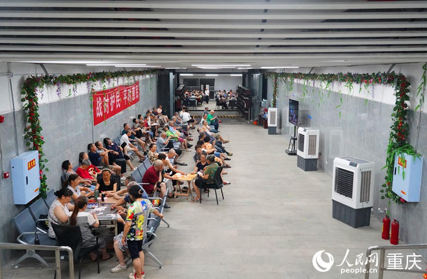 两江新区大龙山人防纳凉洞内，市民在这里休闲纳凉。人民网记者 刘祎摄