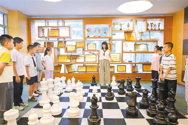 9月15日，南岸区江南小学，刘璇为孩子们上生动的实践课。记者 谢智强 摄/视觉重庆